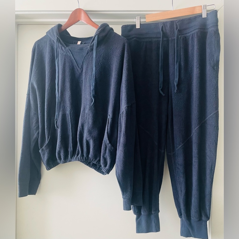 FREE PEOPLE MOVEMENT Navy Blue
Radiant Terry Hoodie & Pant Twin Set - Picture 2 of 16